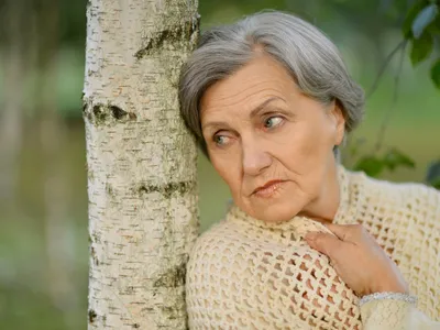 Pensionară tristă la pensie - Foto: Freepik