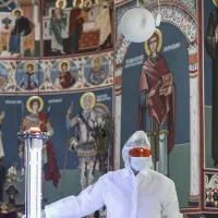 Dezinfectare în biserică/FOTO: Inquam Photos/Octav Ganea