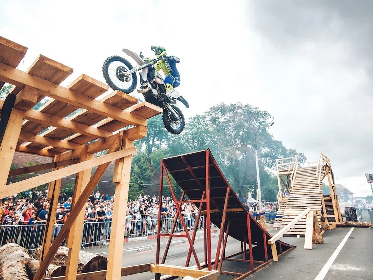 O nouă provocare la Prolog: obstacole înalte inspirate din freestyle motocross