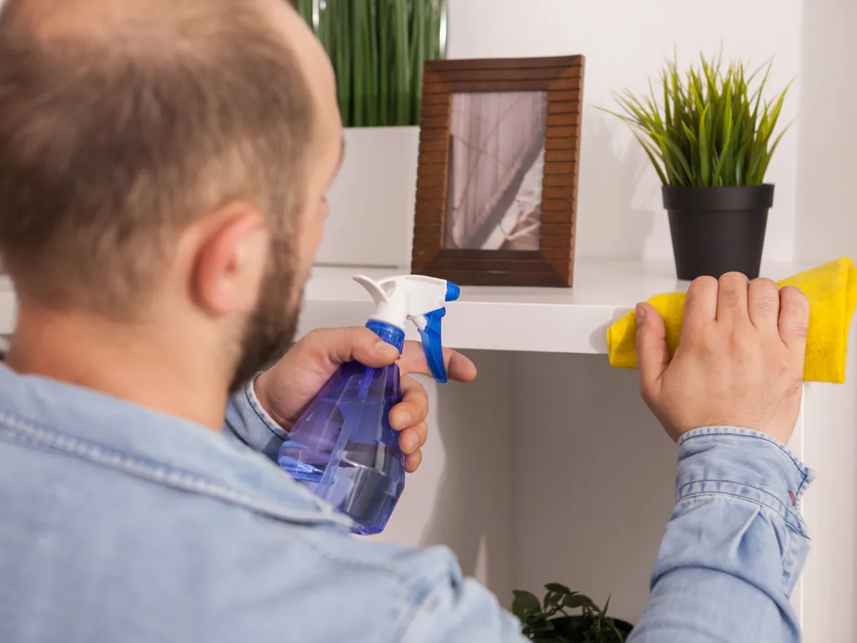 Persoană care curăță în casă - Foto: Freepik (Imagine cu rol ilustrativ)