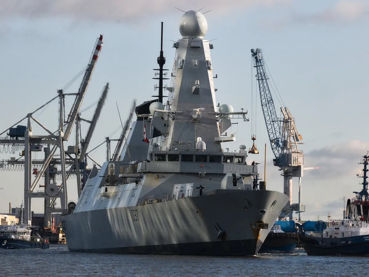 Distrugătorul de rachete ghidate HMS Duncan al Marinei Regale, în portul Hamburg - Foto: Profimedia Images