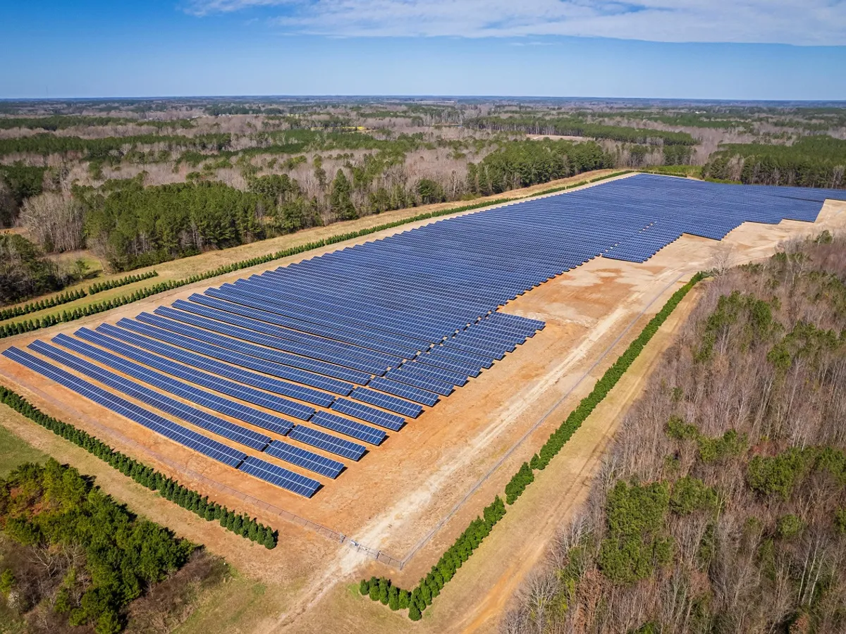 Investiții în panouri fotovoltaice cu puterea a 20 de reactoare nucleare