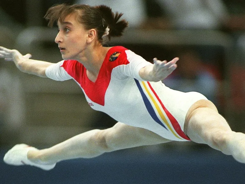 Gina Gogean, fosta mare gimnastă română, evoluând la bârnă, în septembrie 1997 - Foto: Profimedia Images