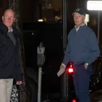 Momentul în care un bărbat intră în plin într-o mașină din convoiul lui Joe Biden - Foto: Profimedia Images