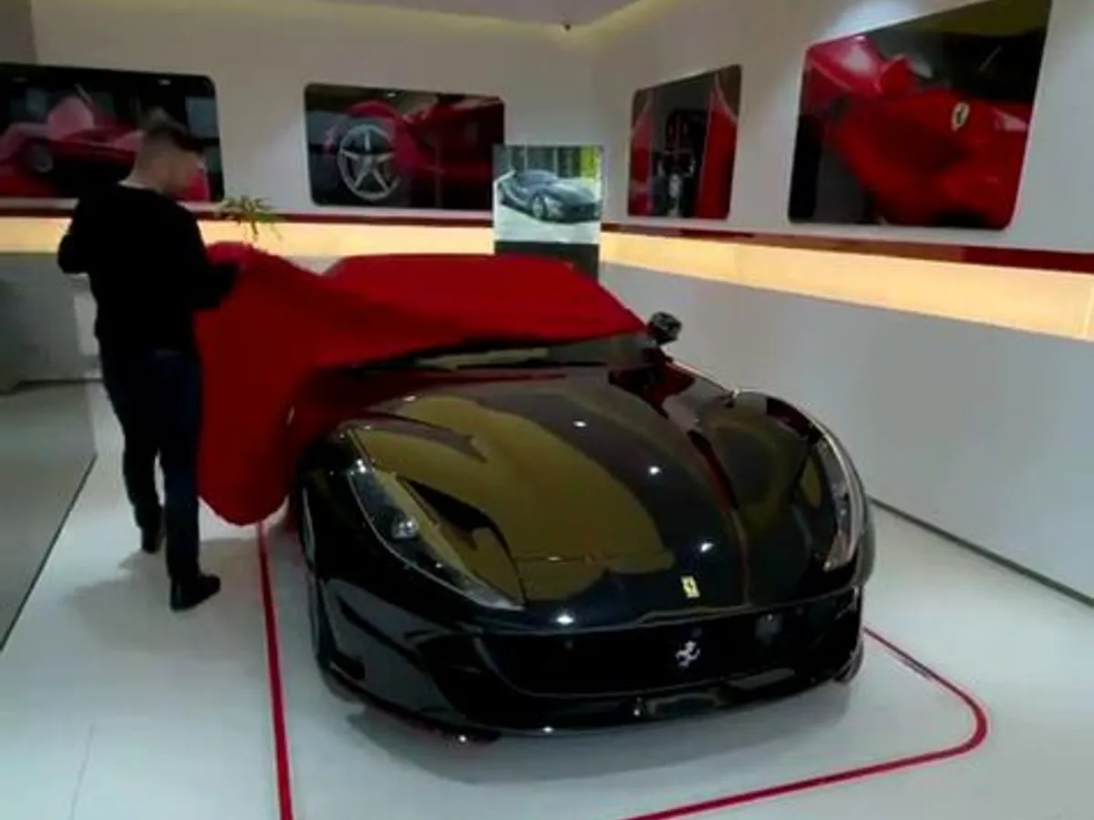 Căpușan cu ultima achiziție, un Ferrari/cancan.ro