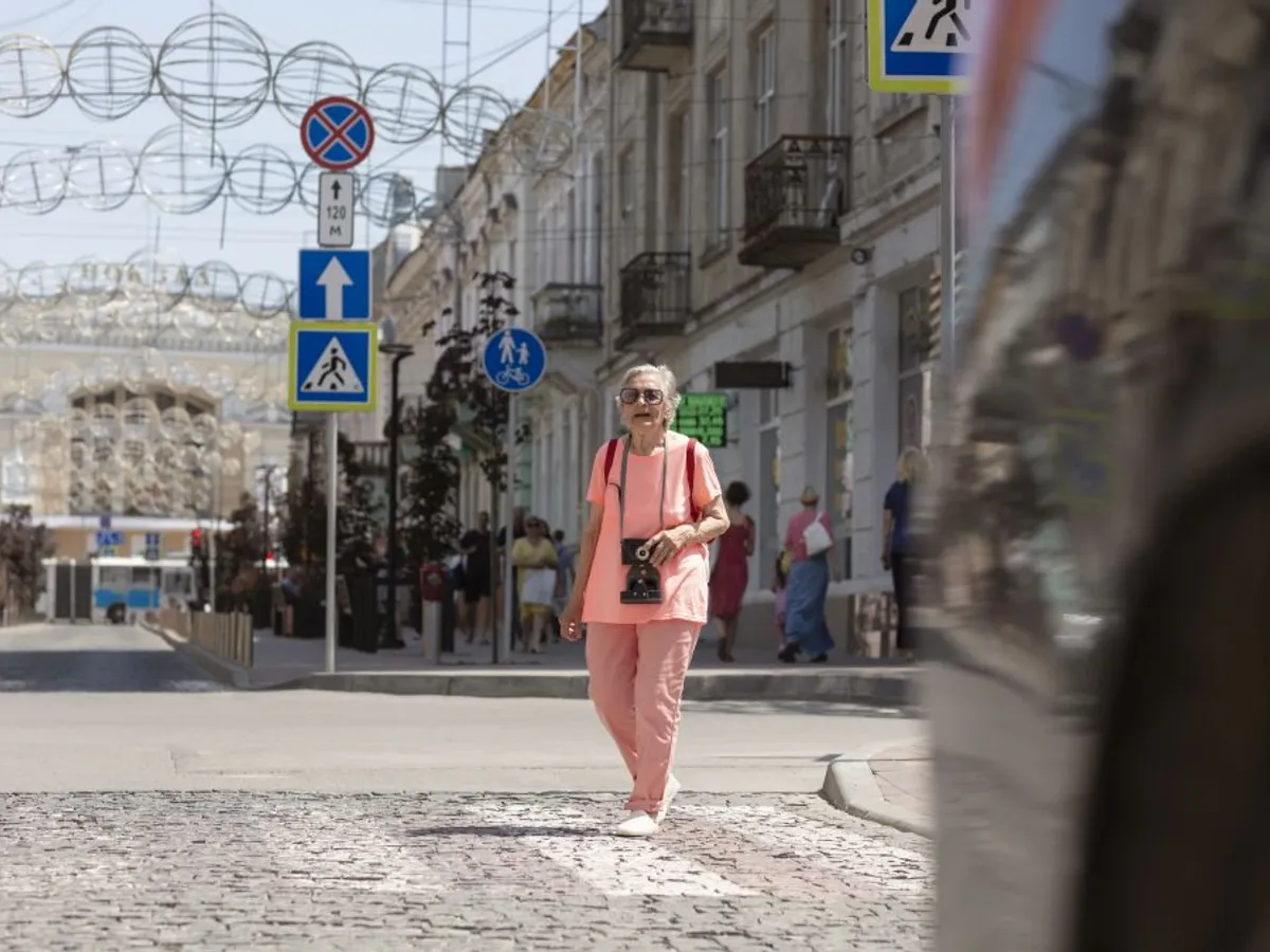 Femeie în etate, singură, pe o stradă din Bucureşti - Foto: Freepik/CC0