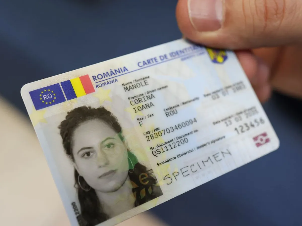 Speciment-tip de carte electronică de identitate - Foto: INQUAM PHOTOS/George Călin
