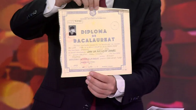 Nicușor Dan și-a arătat diploma de Bacalaureat pentru a pune stop știrilor false: Originalul e aici - Foto: Digi24