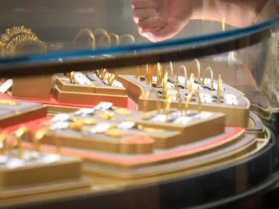 O influenceriță româncă a fost arestată în Franța, după ce a furat o brățară Louis Vuitton de peste 36.000 de euro