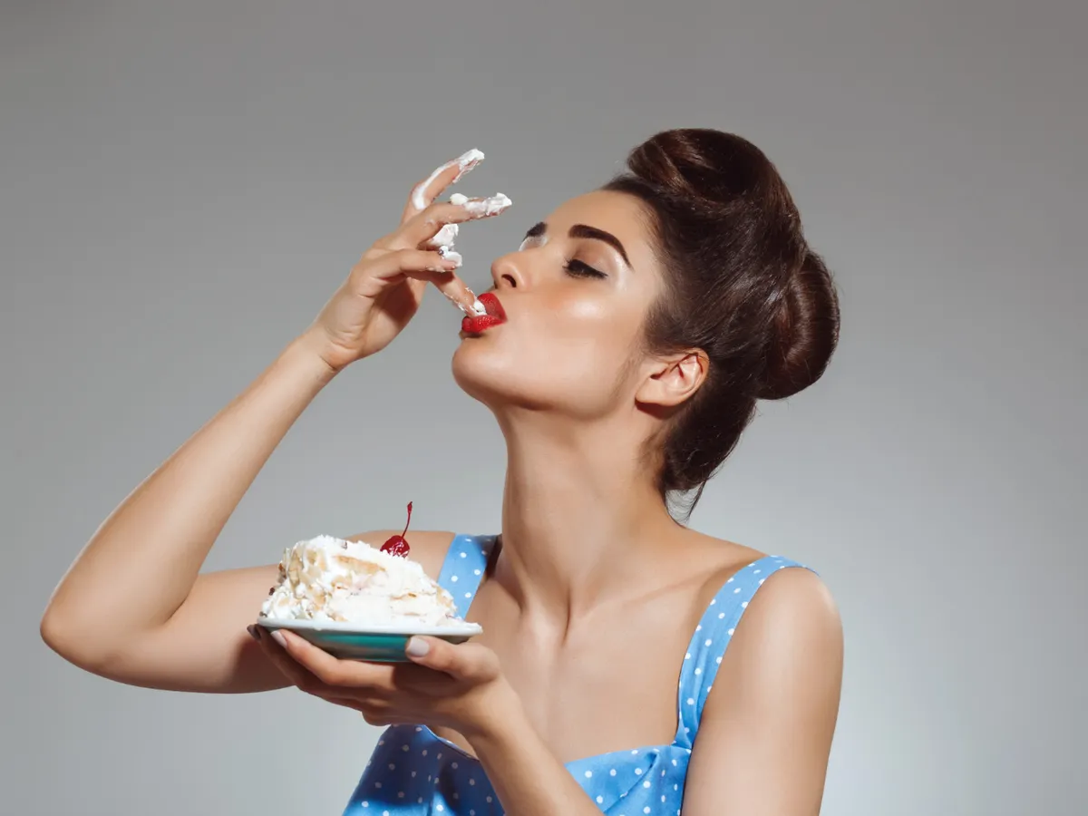 O femeie gustă din prăjitură - Foto: Freepik