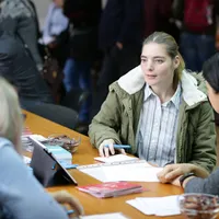 Tinerii care se angajează în 60 de la absolvire primesc primă de instalare Foto: Inquam Photos / Adel Al-Haddad