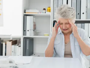 Pensionar auzind vești despre pensie - Foto: Freepik
