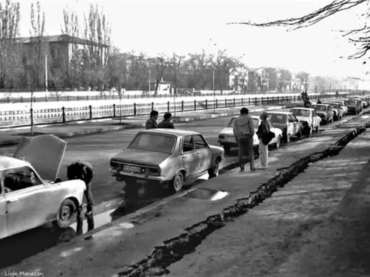 Foto: Coadă la PECO-ul din Cotroceni, București, anii ‘80. Foto: Facebook / Liviu Manecan