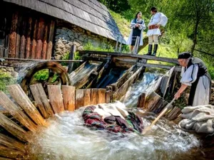 Mașina de spălat arhaică de pe Valea Sebeșului, invetată de oamenii munților - Foto: Vasile Sârb