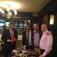 Președintele ASF, Leonardo Badea, ținându-l de gât pe prietenul său Codrin Ștefănescu Foto: Facebook