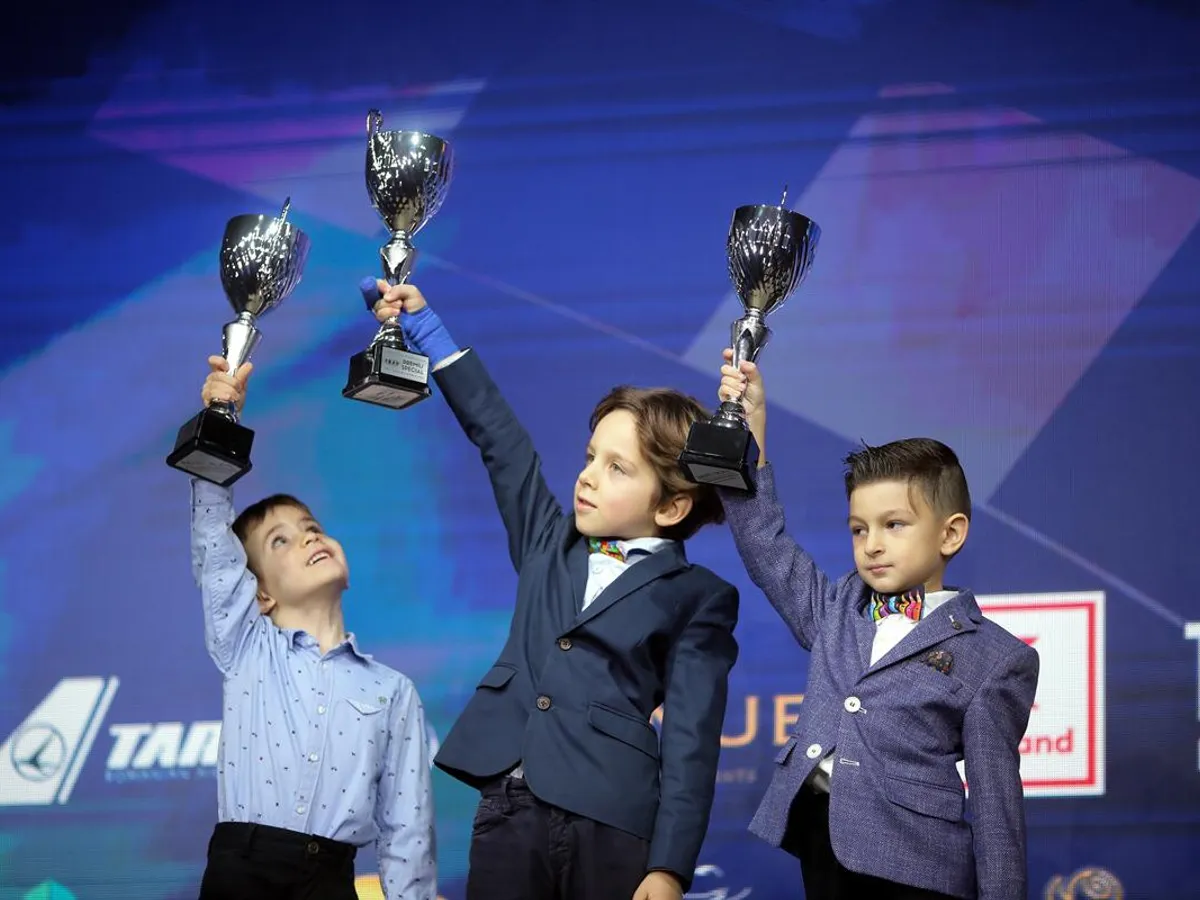 Cel mai tânăr sportiv premiat a fost Dragoş Budei, de la karting, care are numai 4 ani şi jumătate.