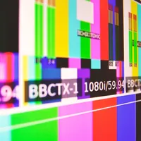 Cei mai mulți români își iau informațiile de la posturile de televiziune. FOTO: Pexels.com