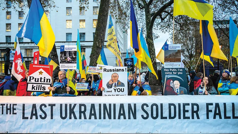 Ucraineni și ruși s-au adunat între Downing Street și Ministerul Apărării, în Westminster, pentru a cere ca Putin să oprească războiul și invazia Ucrainei - Foto: Profimedia Images