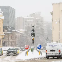 Vin ninsorile în București! Temperaturile scad sub O°C. Cod galben de viscol la munte. Zonele vizate - Foto: Profimedia images