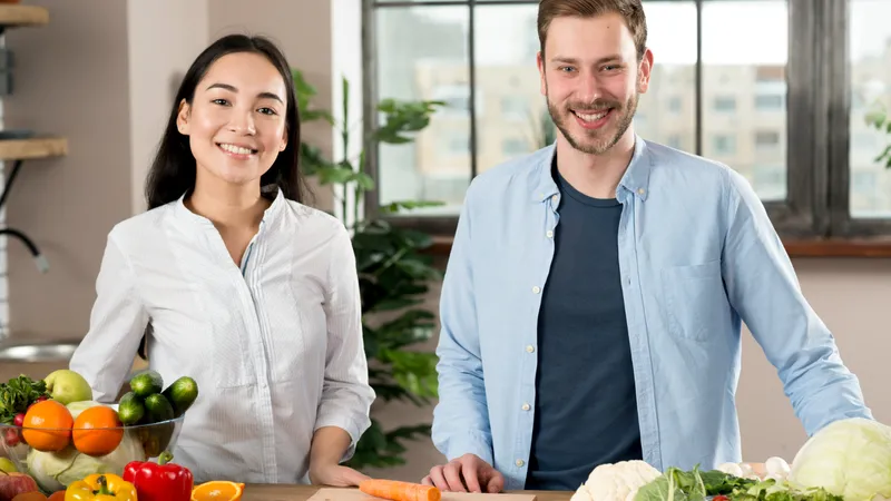 Cuplu pregătind o masă cu legume - Foto: Freepik