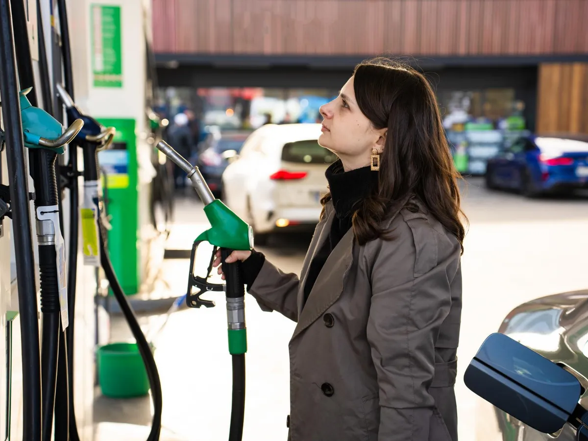 Femeie la pompă - Foto: Freepik