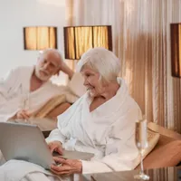 Tratamentele balneare s-au scumpit cu 700 lei. Ce pensie trebuie să ai și cât costă un sejur? Foto: Freepik (fotografie cu caracter ilustrativ)