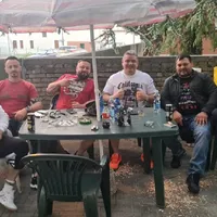 Mircea Nenunu (în centru cu tricou alb) și prietenii (imagine cu rol ilustrativ) Foto: Facebook