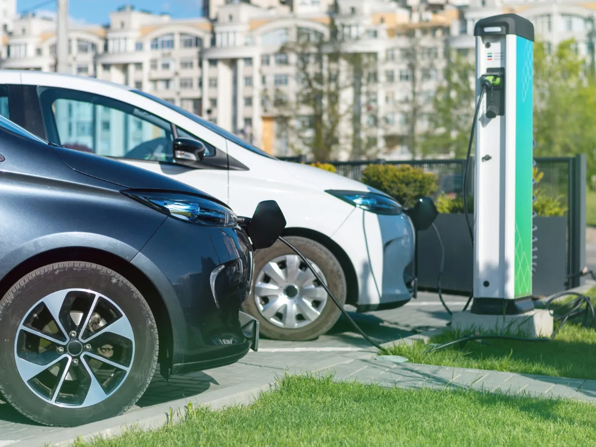România recuperează rapid decalajul la infrastructura pentru mașini electrice: unele orașe au mai multe stații
