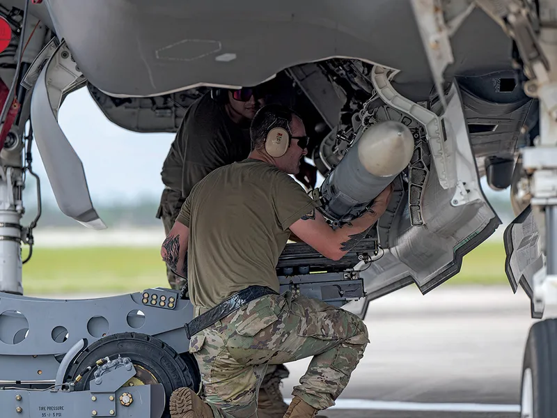 CAPACITATE DUBLĂ Unele variante ale F-35 pot transporta focoase nucleare americane, precum și bombe și rachete convenționale. Marea Britanie cumpără 12 astfel de avioane de luptă