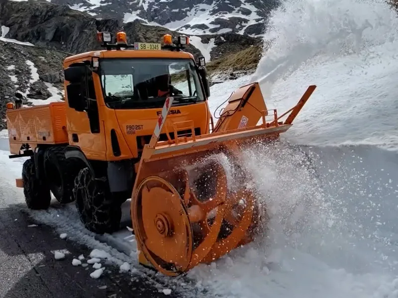 Pe Transfăgărășan, zăpada are și 5 metri grosime. Utilajele de deszăpezire lucrează continuu. / Foto: captura ecran