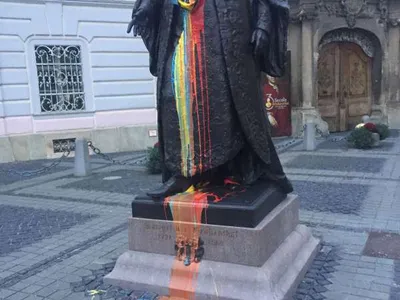 Statuia lui Brukenthal, vopsită parţial în culorile tricolorului. Poliţiştii au deschis o anchetă