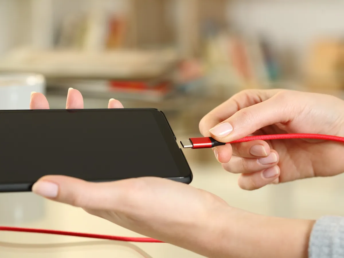 De ce nu e bine să încarci telefonul până la 100%. Procentul ideal, ca să reziste bateria mai mult - Foto: Profimedia Images