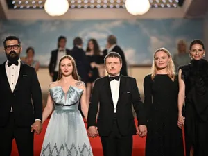 Marin Grigore, Macrina Bârlădeanu, regizorul Cristian Mungiu, Maria Drăguș și Judith State părăsesc Palatul Festivalului în urma proiecției filmului „R.M.N” în cadrul celei de-a 75-a ediții de la Cannes - Foto: Profimedia Images