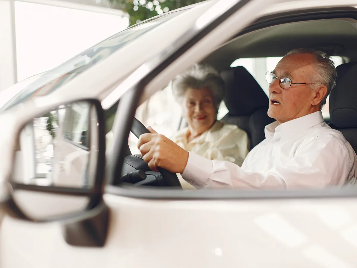 Pensionari în mașină Foto: Freepik (imagine cu rol ilustrativ)
