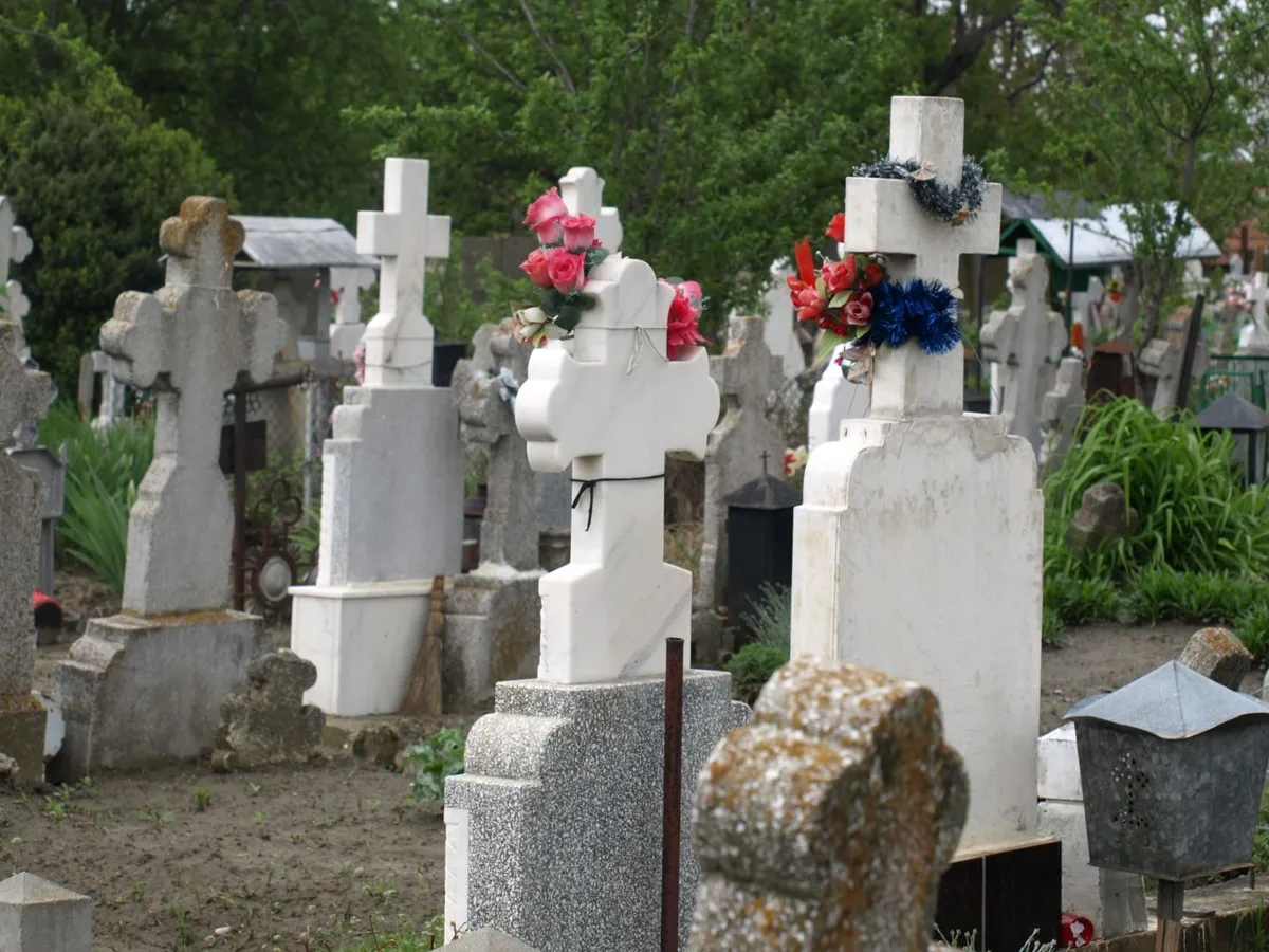 Un preot fals și trei complici au fost reținuți după ce au înșelat bătrâni cu renovări scumpe în cimitire
