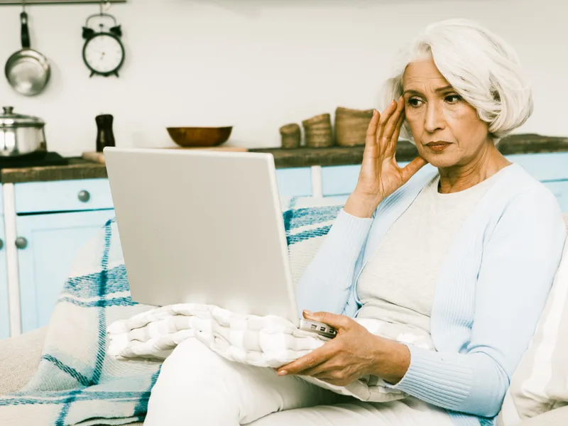 Pensionar verifică pensia pe computer - Foto: Freepik