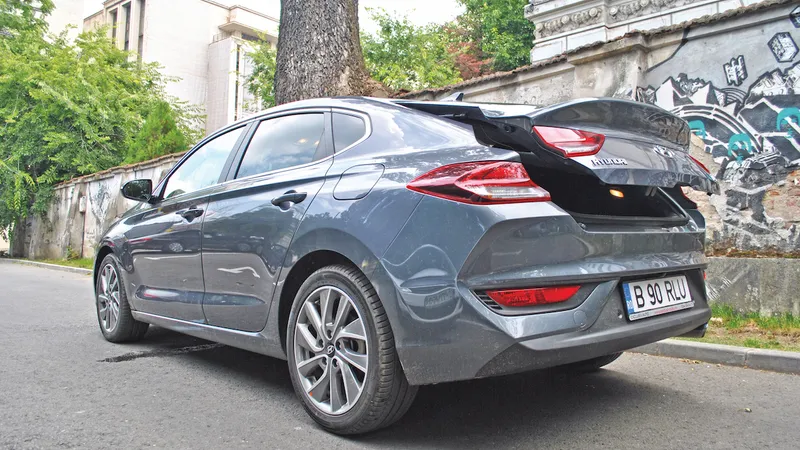 Fastback-ul arată foarte bine, are personalitate și, în același timp, portbagajul mai mare cu 55 de litri