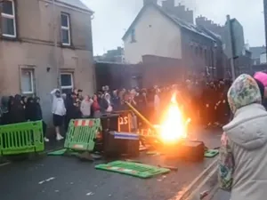 De ce ne privesc unii străini cu ură? 2 români de 14 ani au violat o tânără în Irlanda. Proteste - Foto: X