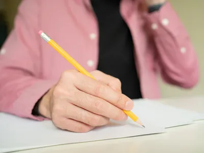 Persoană care scrie - Foto: Magnific.com (Imagine cu rol ilustrativ)