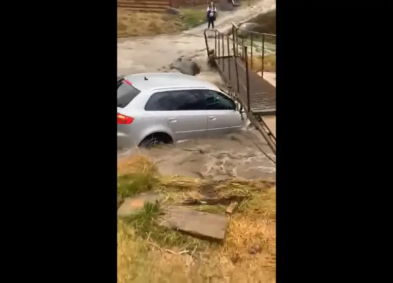 Un tânăr din Prahova și-a făcut Audi-ul barcă. A fost luat de viitură și a dărâmat o pasarelă. / Foto: captura video, Facebook