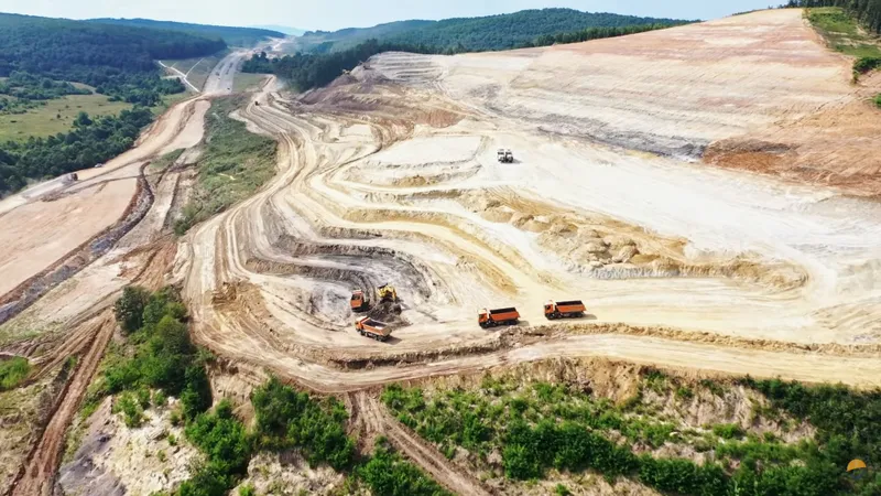 Autostrada Transilvania, abandonată de Umbrărescu cu complicitatea CNAIR. 40 km, întârziați 3 ani - Foto: Facebook/Asociația Pro Infrastructură