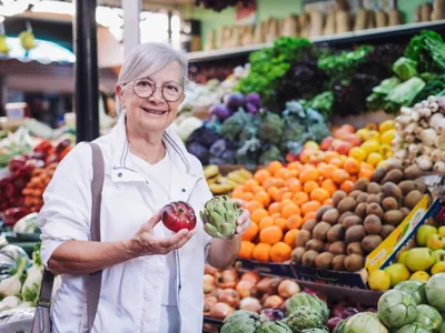 Pensionară la pensie la market - Foto: Freepik