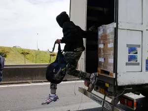 Un șofer de TIR a găsit trei migranți ascunși în remorcă în timp ce aștepta în coloană la frontieră/FOTO: awwsat.com