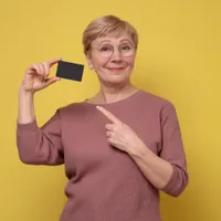 Când se bagă pensie din aprilie pe card: vineri sau luni? Lista pensionarilor ce iau 400 lei bonus Foto: Freepik (fotografie cu caracter ilustrativ)