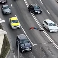 Barbat căzut în mijlocul străzii - Foto: Alba 24 / Captura video