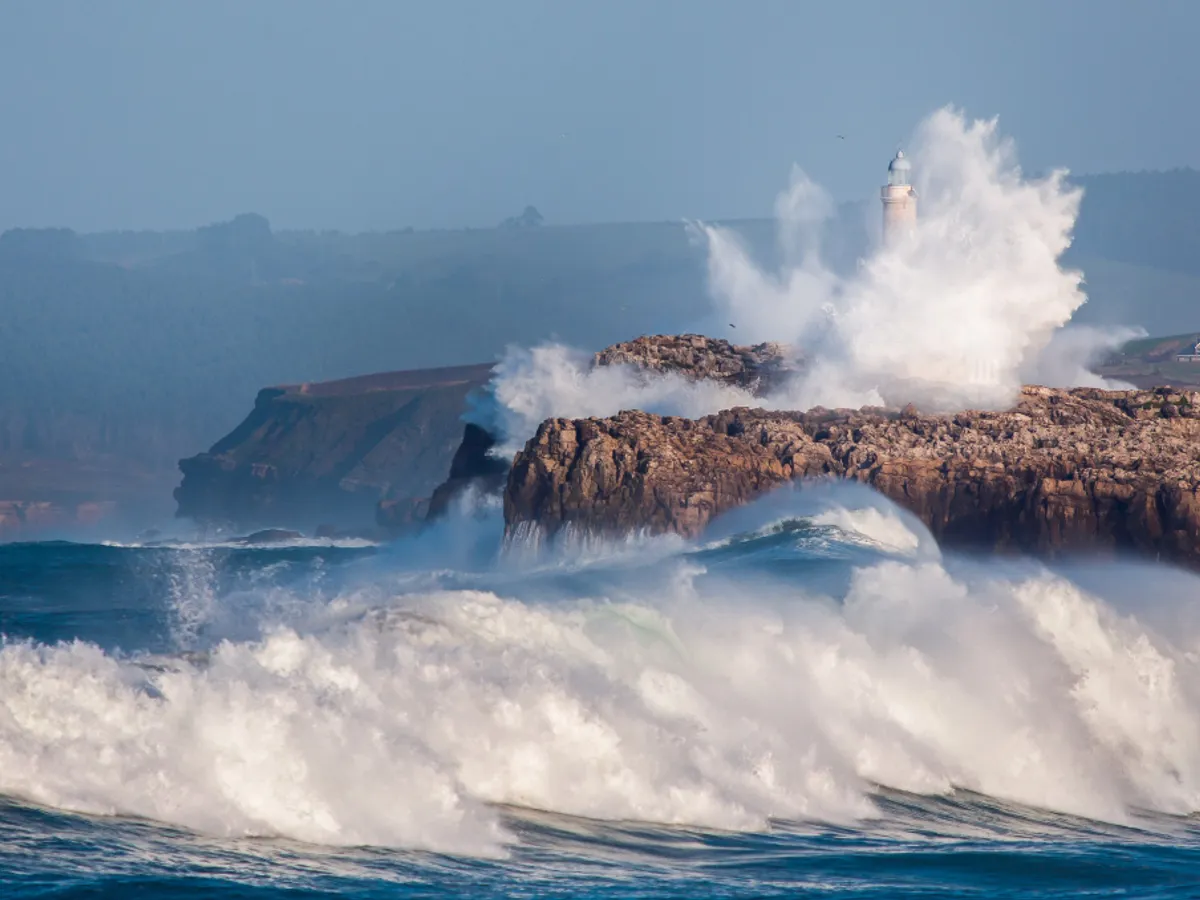 Doi români, morți în Tenerife. Un val gigant a lovit o piscină naturală și a tras oamenii în ocean