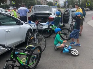 Mamă cu 3 copii mici pe biciclete, sancționată de poliție pentru că au mers pe trotuar. / Foto: Nika Iza, Facebook