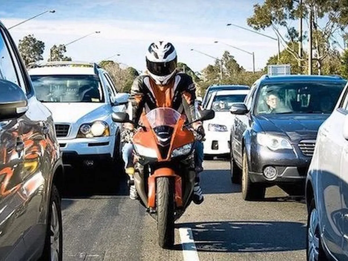 Mulți șoferi se enervează că motocicliștii și scuteriștii trec printre mașini. Ce spune legea - Foto: eatsleepride.com