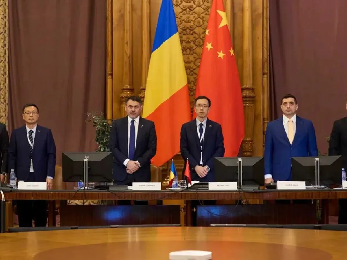 George Simion la un forum economic româno-chinez unde nu suflă o vorbă despre cât de rău le face românilor apărând chinezăriile ieftine. Sursă Foto: Facebook