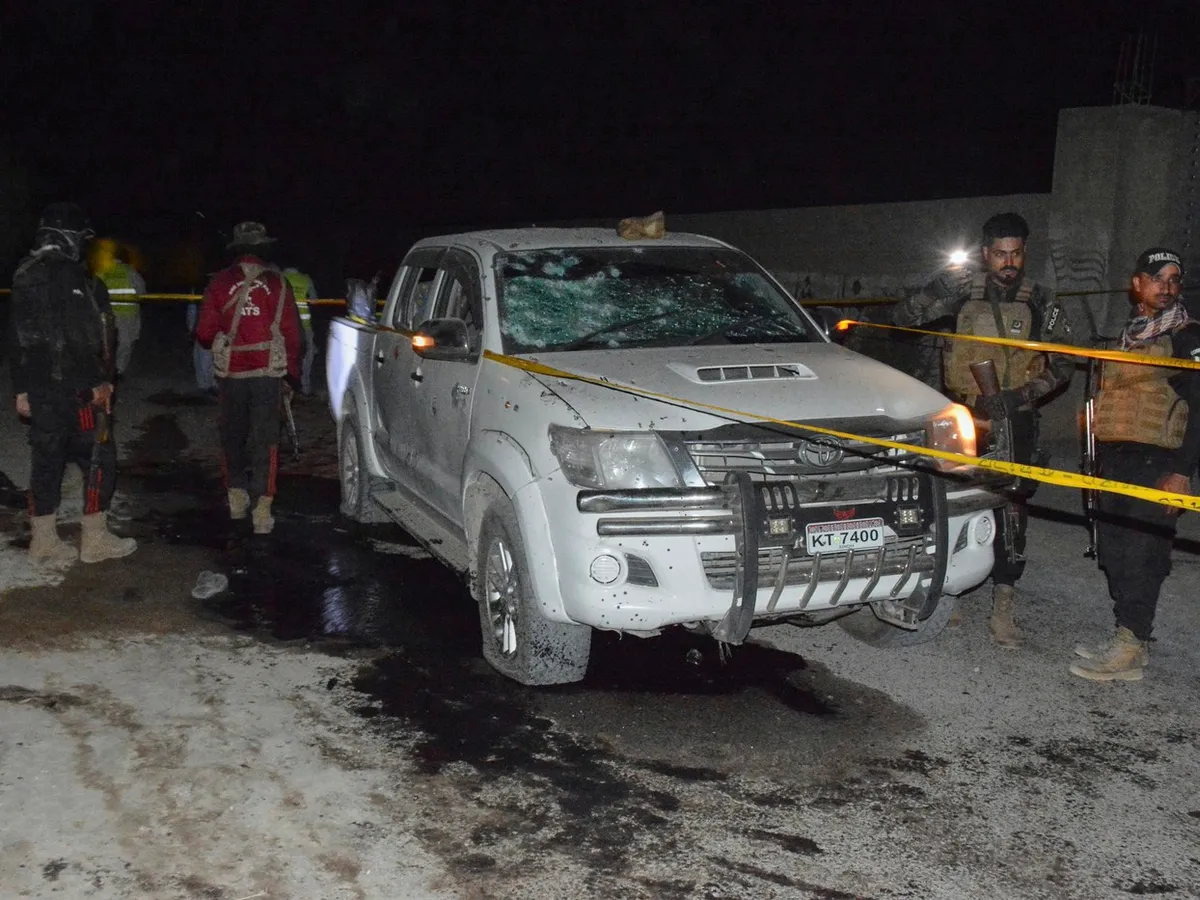Un atentat cu bombă ucide 15 persoane lângă un miting politic din Pakistan